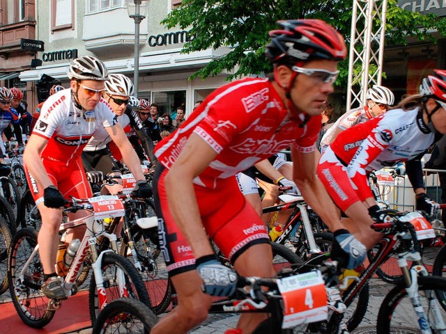 Und auf geht&#8217;s: Der Massenstart in der Offenburger Innenstadt.   | Foto: Fotos: Gertrude Siefke