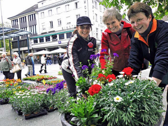 Mireille Schleith, Jutta Krauel und He...z bepflanzen einen stdtischen Kbel.   | Foto: Barbara Ruda