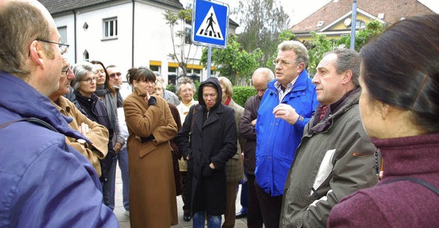 Jrgen Nef erluterte beim Ortstermin ...h Nord&#8220; die Position der Stadt.   | Foto: Sabine Ehrentreich