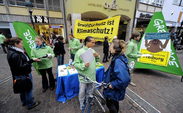 Greenpeace informiert an einem Stand a... ber ein urwaldfreundliches Freiburg.  | Foto: Thomas Kunz