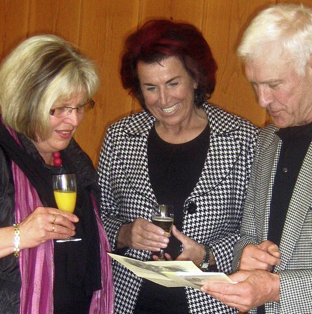 Winfried Faust (rechts) gratuliert fr...hilfe Sdbaden, links Gisela Postleb.   | Foto: BZ