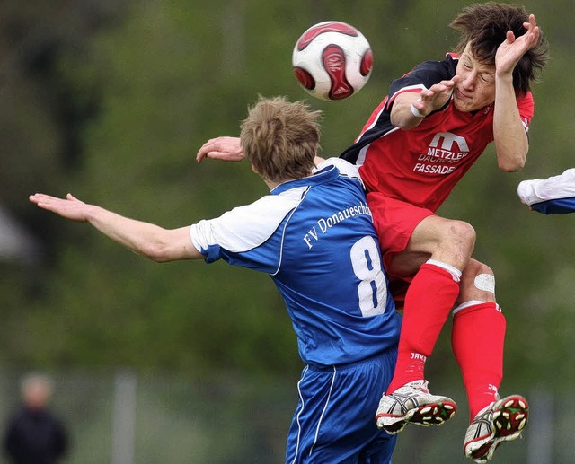 Fehlfarben: Die ganz in Rot gewandeten...n FVD-Spieler Florian Heitzmann durch.  | Foto: dieter Reinhardt