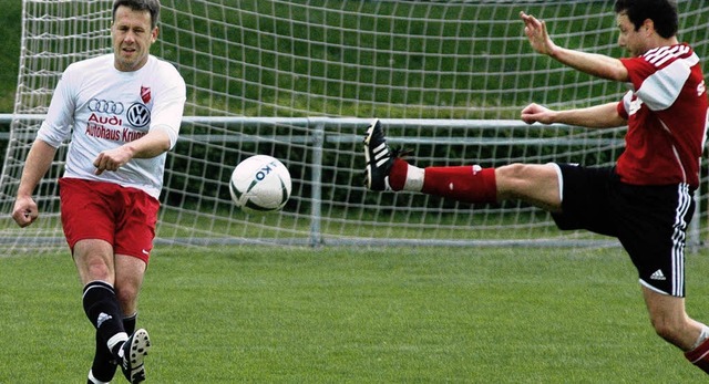 Die Torschtzen: Christian  Jger  (re... Schuss von FCK-Spieler Alex Jastreb.   | Foto: C. Zimmermann