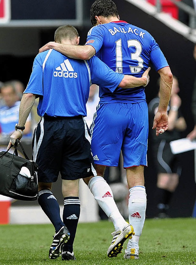 Humpelt im englischen Pokal-Finale ver... der deutsche Spieler Michael Ballack   | Foto: dpa