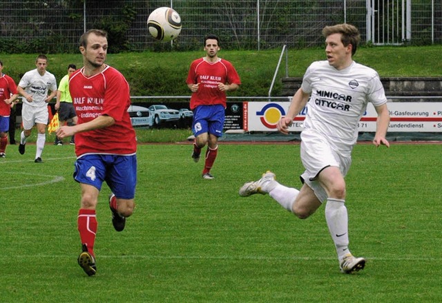 Enteilt: Matthias Bader vom  FC Steine...t Johannes Eberenz (FV Sasbach) durch.  | Foto: Felix Held