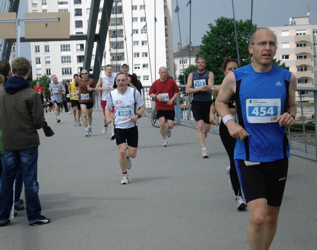 ber die  Rheinbrcke  in Weil fhrt der Dreilnderlauf.   | Foto: Adrian Steineck