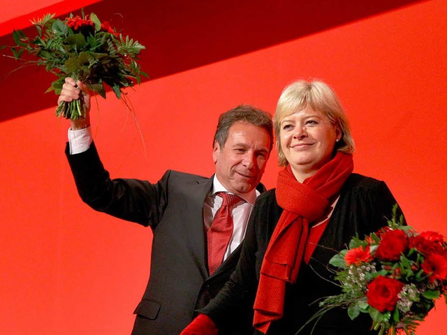 Die neuen Vorsitzenden der Linken, Gesine Ltzsch und Klaus Ernst.  | Foto: dpa