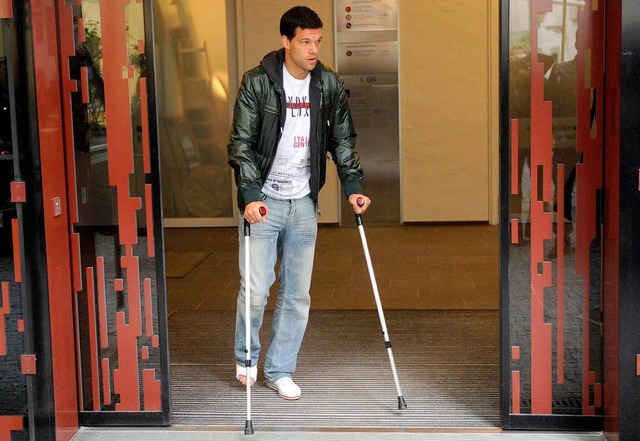 Der Arme: Michael Ballack mit Krcken &#8230;  | Foto: ddp