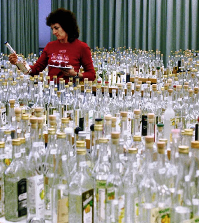 Ein Meer von Flaschen bei der Prmieru.... 2375 Proben wurden 2010 angestellt.   | Foto: DPA