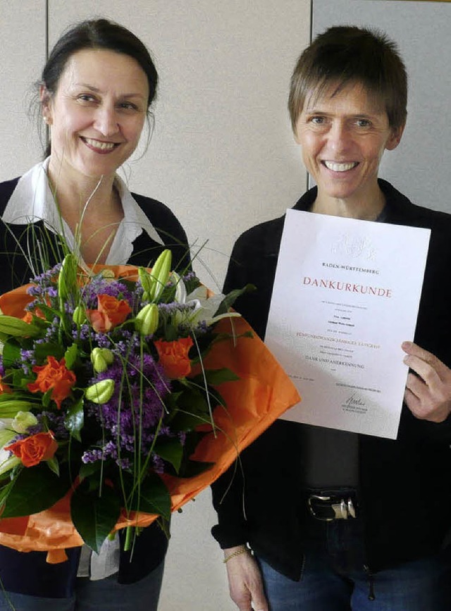Dankurkunde und Blumen berreichte Rek...h (links) an Adelheid Wette-Schiestl.   | Foto: Privat
