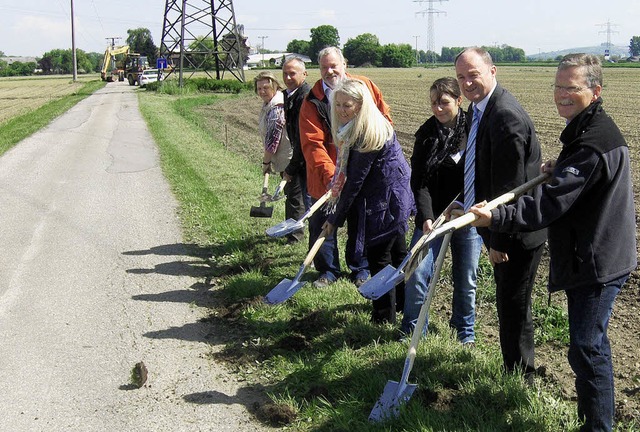 Startschuss fr den Ausbau des Wegs zu...etmar Benz und Ewald Hitz (von links)   | Foto: jrg reitmayer