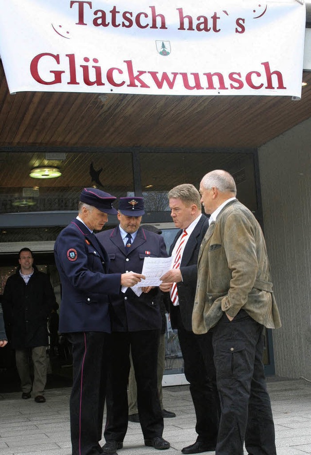 Wenige Minuten nach Bekanntwerden des ...ng vom Sieg von Klaus-Michael Tatsch.   | Foto: dieter maurer