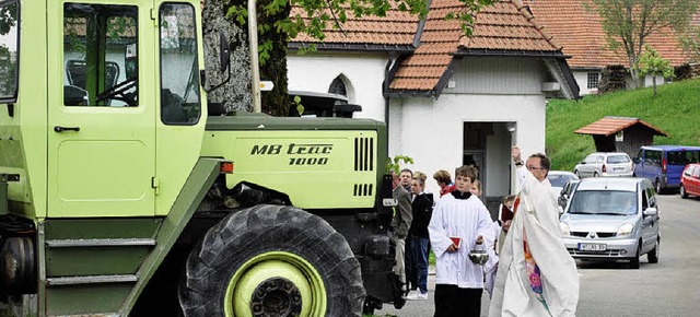 Pfarrer Jrg Lichtenberg segnete die schweren Fahrzeuge.  | Foto: Jarusel