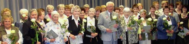 32 Festdamen der Jubilen ab 1950 mit ...tti Werner Baumgartner wurden geehrt.   | Foto: Ingrid Arndt