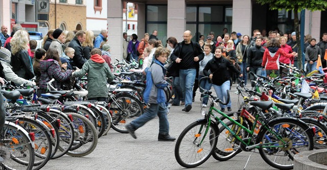 Wer ein Schnppchen bei der Fahrradbr...r Andrang auf die Drahtesel war gro.   | Foto: Hans-Jrgen Hege