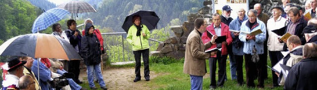 Mit traditionsreichen Liedern erfreute...ie Besucher der Burgruine Wieladingen.  | Foto: WOLFGANG ADAM