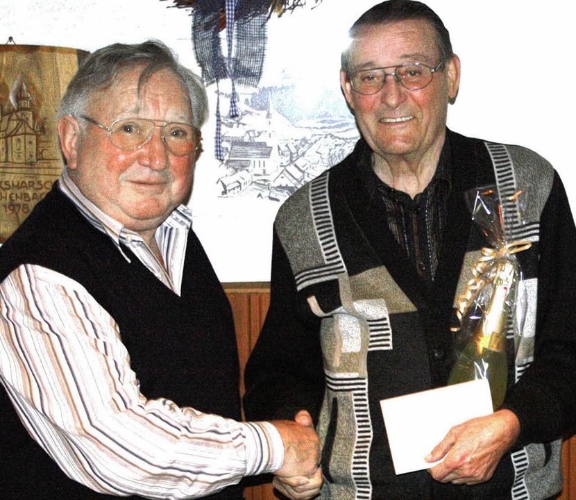 Zum Abschied nach über  30 Jahren im V... Werner Knodel (rechts) ein  Präsent.   | Foto: mb