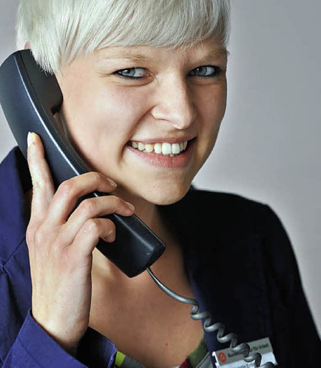Kristin Erlinger hakt per Telefon bei den Betrieben nach.   | Foto: Bamberger