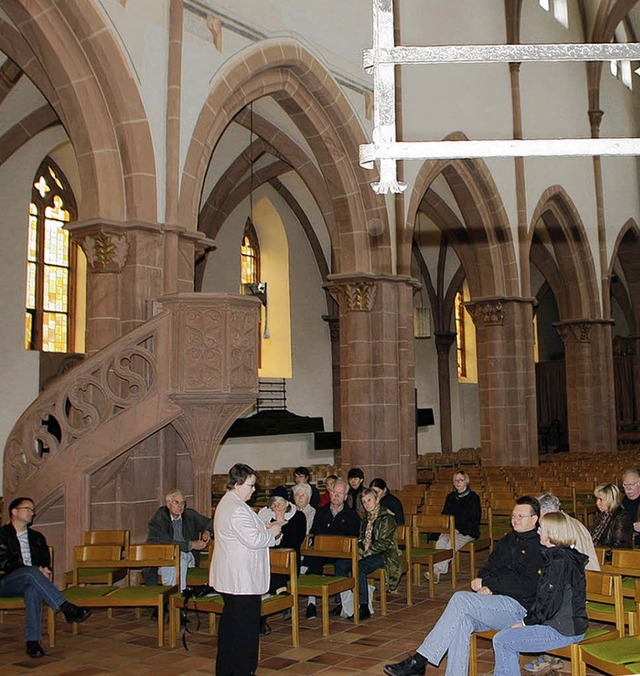 Doris Kronawitter (stehend) fhrt durch die Stiftskirche.   | Foto: Heidi Fssel