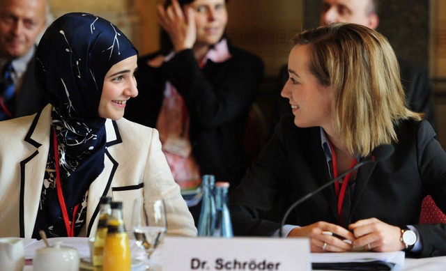 Vor der Konferenz: Die Theologin Tubal...d Familienministerin Kristina Schrder  | Foto: dpa