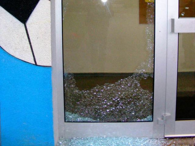 Eine zerstrte Trscheibe.  | Foto: Polizei