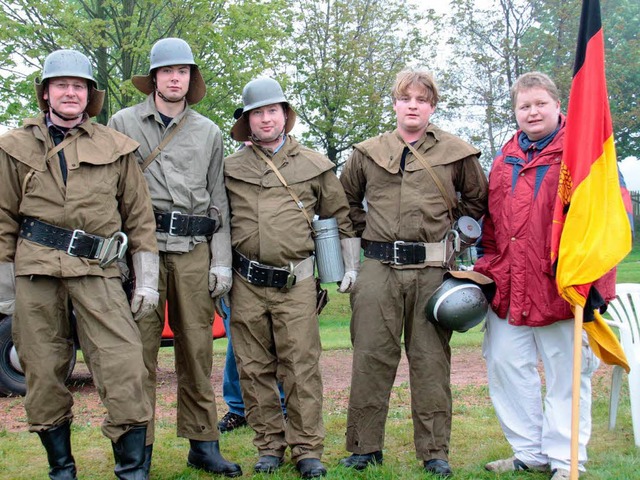 Bei den Feuerwehrwettkmpfen in Drnth...ginal DDR-Uniformen den zweiten Platz.  | Foto: Wilfried Dieckmann