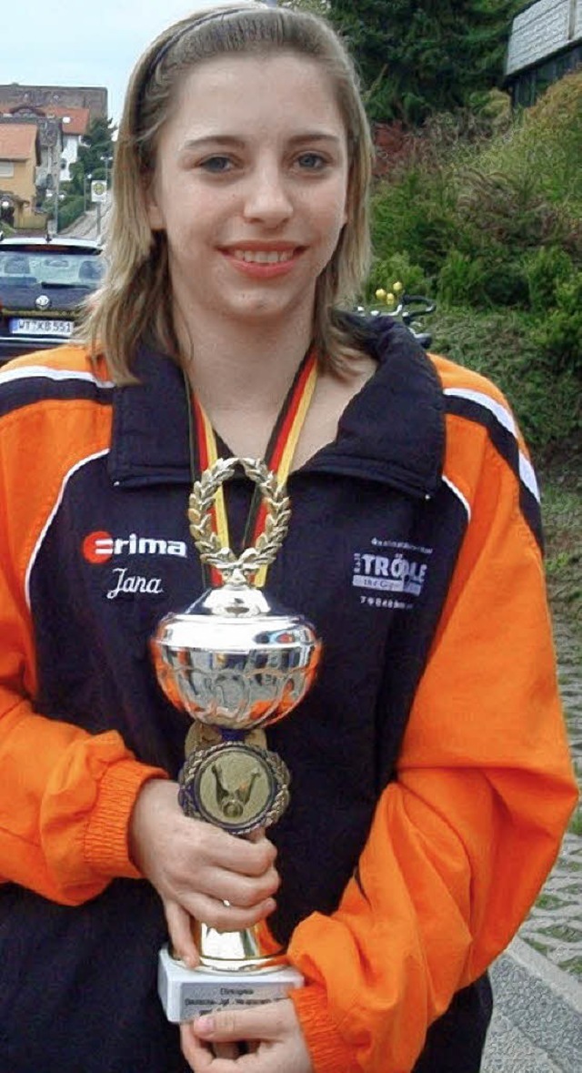 Stolze Siegerin: Jana-Sophie Bachert mit dem DM-Pokal   | Foto: kriegl