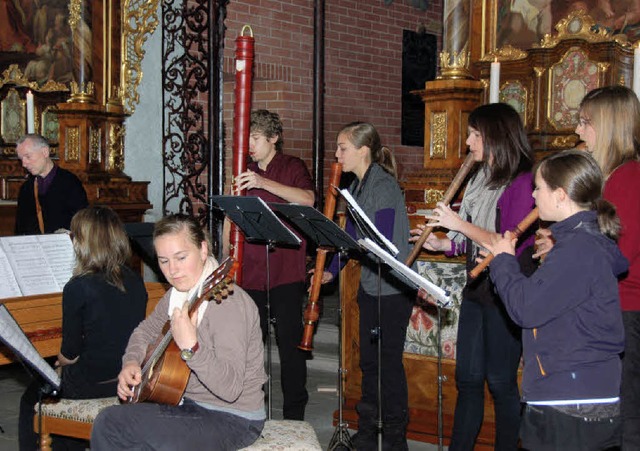 Junge Musikerinnen und Musiker interptierten hingebungsvoll alte Musik.  | Foto: Binner-Schwarz