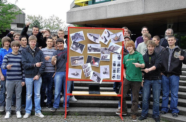 Die Gewinner des Missio-Fotowettbewerb...endar Benedikt Vering (hinten rechts).  | Foto: schule