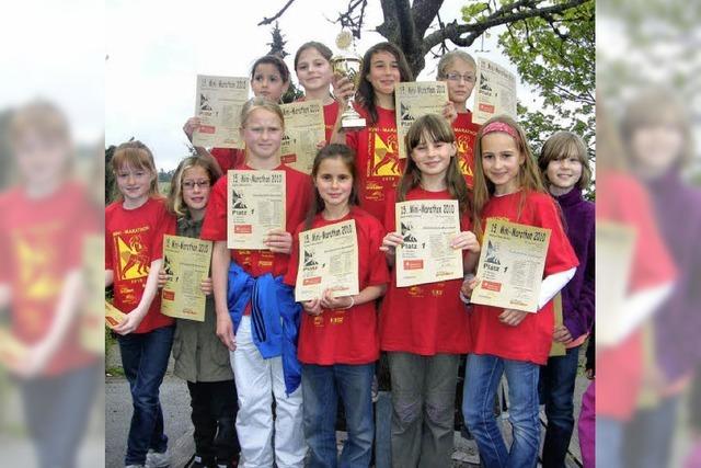 Mdchen der Grundschule holen den Siegerpokal