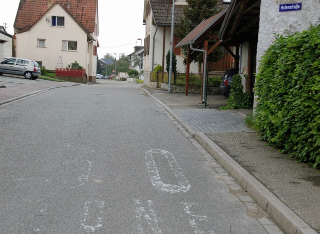 Nur schwer zu erkennen: Tempo-30-Markierung in der Hofenstrae  | Foto: Andrea Gallien