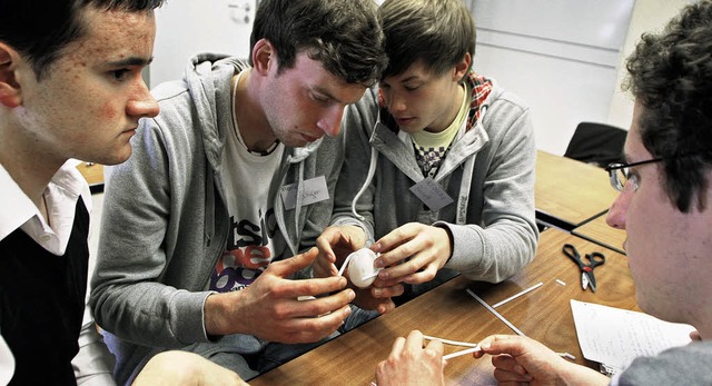 Schler am IBG bereiten Eier auf ihren Sprung aus zwei Metern Hhe vor.   | Foto: Heidi Fssel