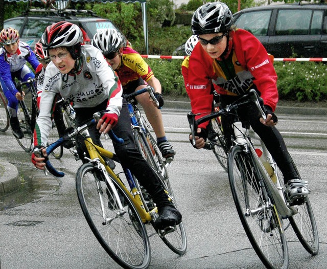Flott unterwegs waren die Teilnehmer d...chler, beim Radrennen in Holzhausen.   | Foto: sebastian ehret