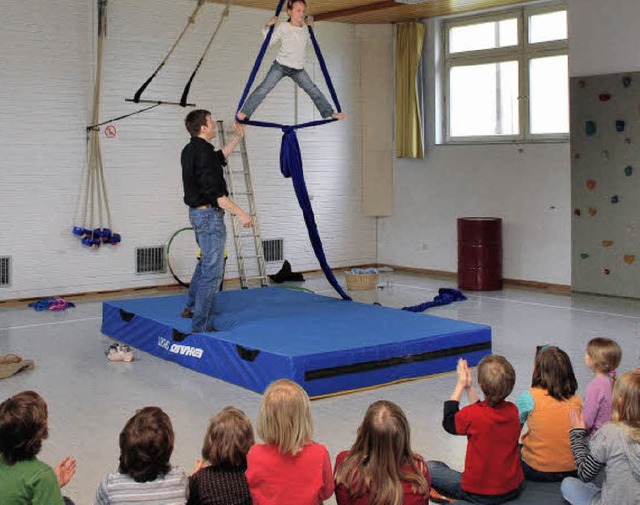 Spontan bten die Grundschler erste Zirkusnummern.   | Foto: axel drber