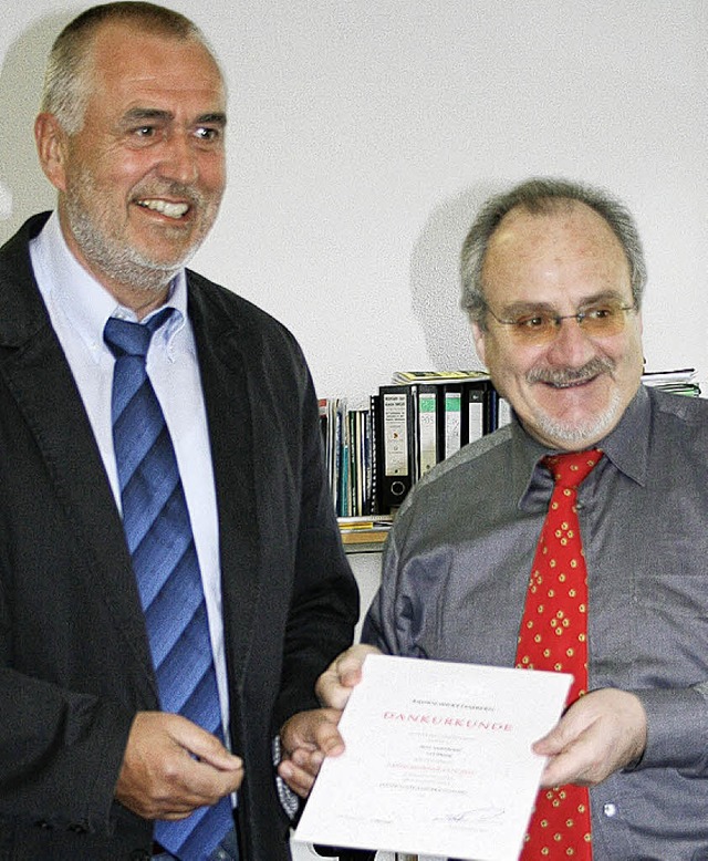 Gerd Schaupp erhielt die Urkunde des L...durch Schulleiter Heribert Hertramph.   | Foto: Privat