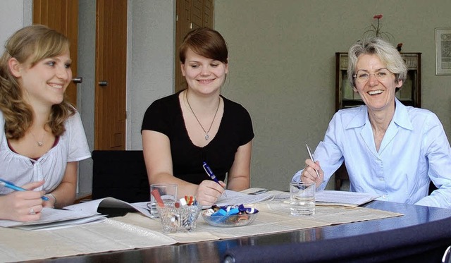 Andrea Heck (rechts) wird von den Fina... (links) und Jessica Marek interviewt.  | Foto: oberfinanzdirektion karlsruhe