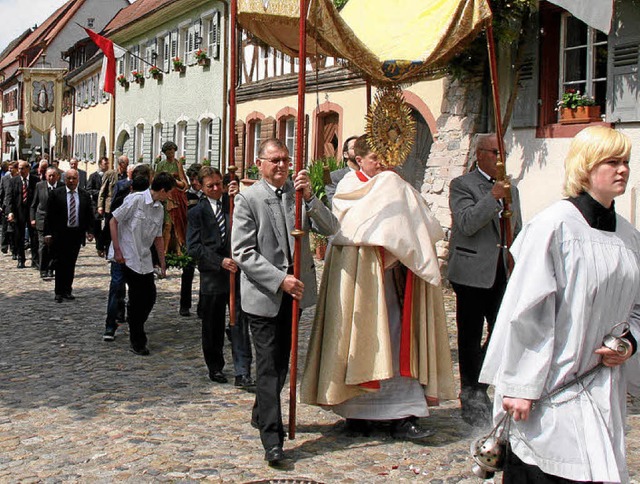 Zahlreiche Glubige nahmen in Burkheim...n teil, die in die Mittelstadt fhrte.  | Foto: herbert trogus