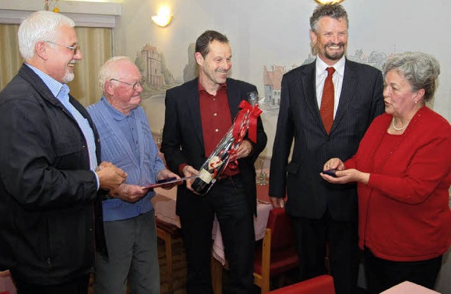 Lothar Menges (links), Vorsitzender de...bgeordnete Gernot Erler gratulierten.   | Foto: hans-jochen voigt