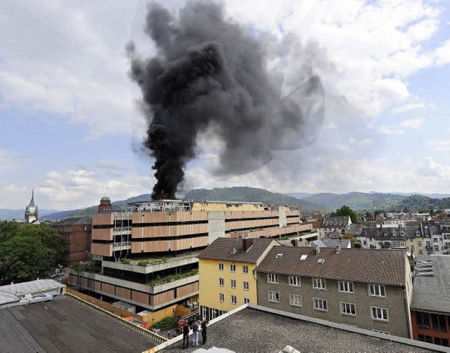 Schwarzer Rauch und Flammen stiegen gestern gegen 16 Uhr vom Dach der UB empor.  | Foto: ingo schneider