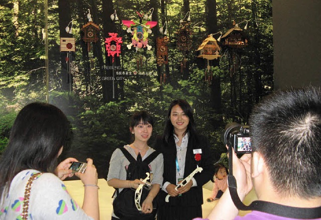 Der Kuckucksuhrenchor ist der Publikum...rger Stand auf der Expo in Schanghai.   | Foto: Simone Lutz