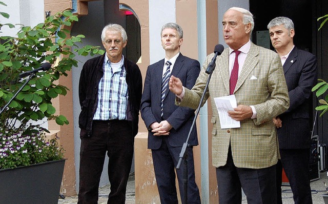 Gundolf Fleischer (vorne) und Csaba-Pe... links) auf dem Staufener Marktplatz.   | Foto: Claudia Renk