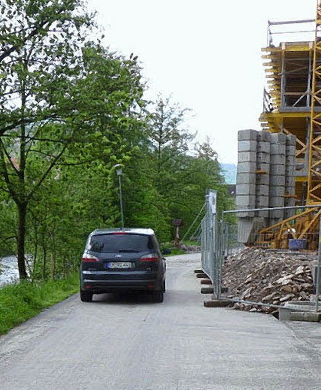 Die Strae am Mack-Areal muss an diese...telle zur Elz hin verbreitert werden.   | Foto: Eberhard Weiss