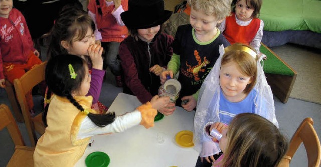 Religion im evangelischen Kindergarten...r spielen die Hochzeit zu Kanaa nach.   | Foto: ZVG