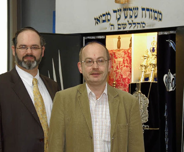 Rabbiner Arie Folger (links) und Oberr...m Tora-Schrein der Lrracher Synagoge   | Foto: Nikolaus Trenz