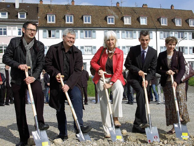 Die Architekten Edgar Thoma und Udo La... Spatenstich auf dem Niederfeldplatz.   | Foto: Willi Adam