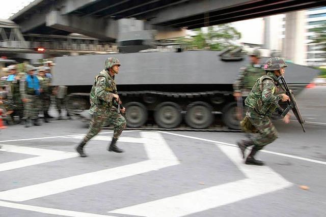 Panzer und Soldaten rcken gegen Rothemden vor