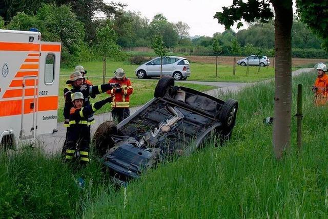 Auto berschlgt sich und landet auf dem Dach