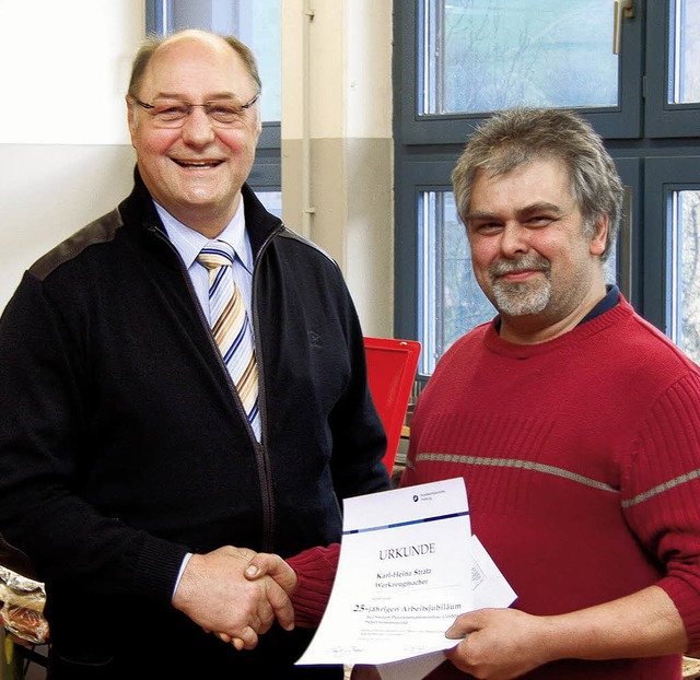 Gratulation: Karl-Heinz Stratz (rechts) und Firmenchef Karl-Heinz Steiert.   | Foto: privat