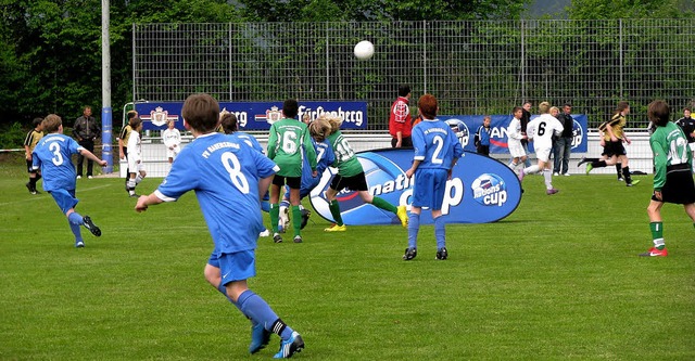 Im Viertelfinale des &#8222;Danone Nat...ts) und  FC Friedlingen aufeinander.    | Foto: Monika Rombach