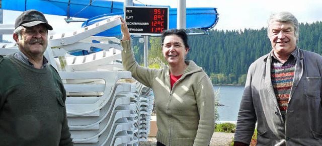 Albert Gatti, Judith Faller-Braxmeier ...uniger machen das Aqua Fun startklar.   | Foto: Ute Aschendorf